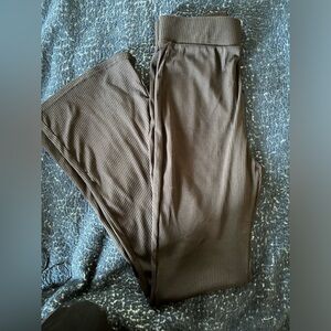 Black ribbed leggings.